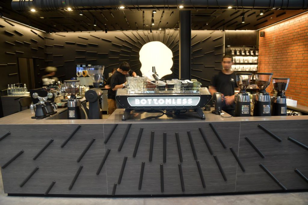BOTTOMLESS เปลือยเสน่ห์คาเฟ่ใจกลางสุขุมวิท พร้อมไขเสน่ห์ ความสุขที่มากกว่ารสชาติ ของ “กาแฟ”