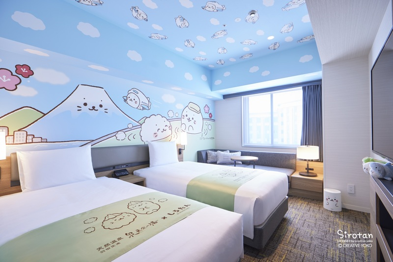 โฮเทล วิลลา ฟงแตน พรีเมียร์/แกรนด์ ฮาเนดะ แอร์พอร์ต  ให้บริการห้องพักตกแต่งพิเศษ ด้วยความร่วมมือกับเจแปนแอร์ไลน์,  ฮัตสึเนะ มิกุ, เลิฟไลฟ์ ชมรมสคูลไอดอลนิจิกะซากิ  และคอนเทนต์ยอดนิยมอื่น ๆ