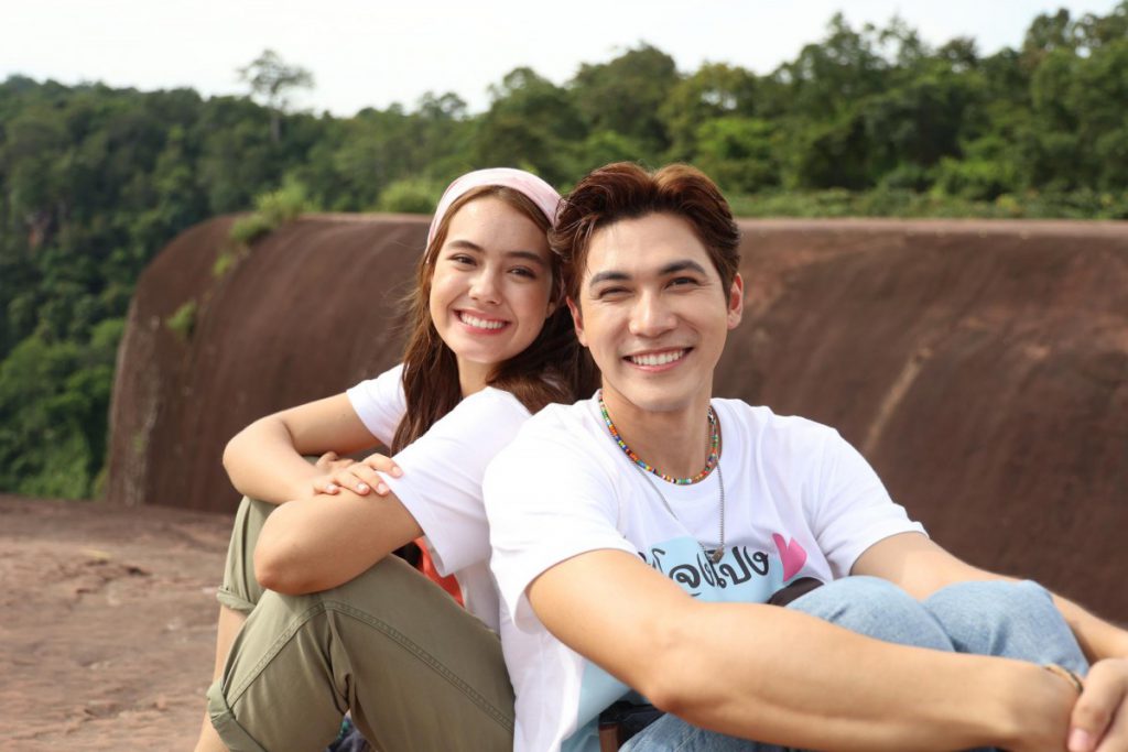 “สมิธ – เดนิส” อัพสถานะใหม่เป็นคนรู้ใจ  เสิร์ฟโมเมนต์หวานทริปอันซีนบึงกาฬ ใน “ผู้บ่าวสุดซ่าส์กะอีหล่าขาซิ่ง“