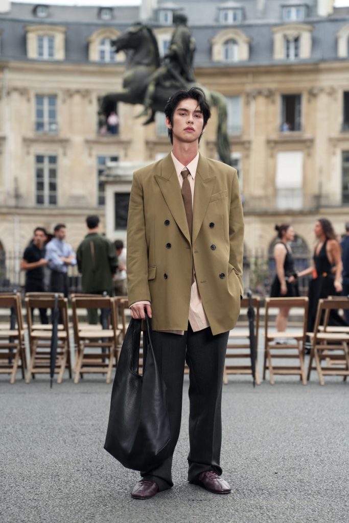 เผยภาพ “ไบร์ท วชิรวิชญ์” ร่วมชมแฟชั่นโชว์ของแบรนด์ AMI Paris  คอลเลกชัน Spring-Summer 2026 ที่เปี่ยมไปด้วยความมีชีวิตชีวา  ในงาน Paris Fashion Week   