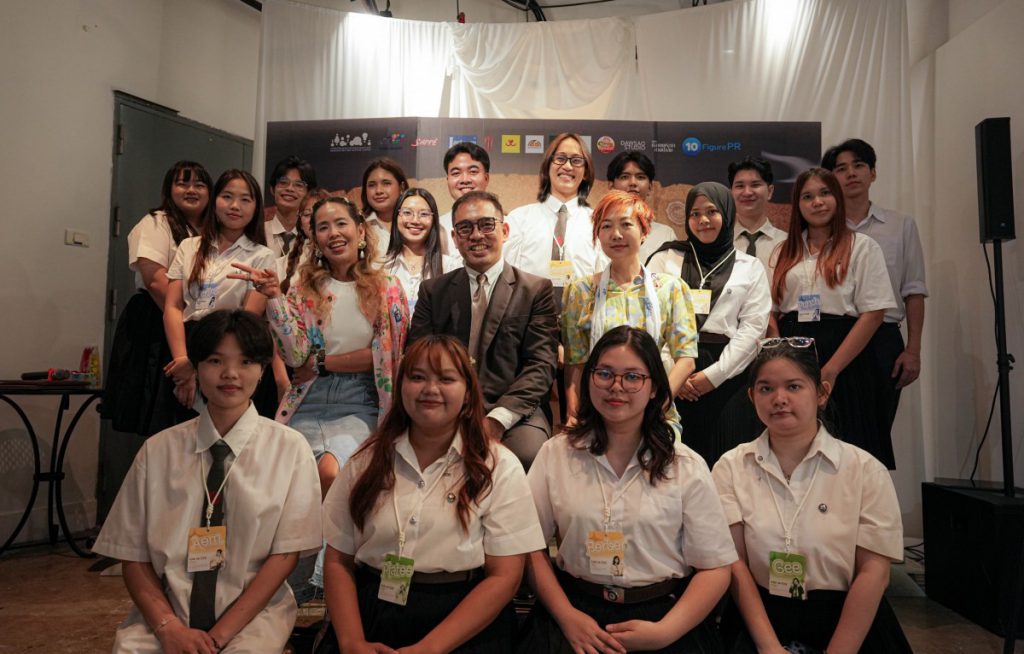 นิสิตมศว. เอกออกแบบผลิตภัณฑ์  จัดนิทรรศการ Axis to Exit โชว์ผลงานสร้างสรรค์ต่อยอดอนาคตเพื่อความยั่งยืน