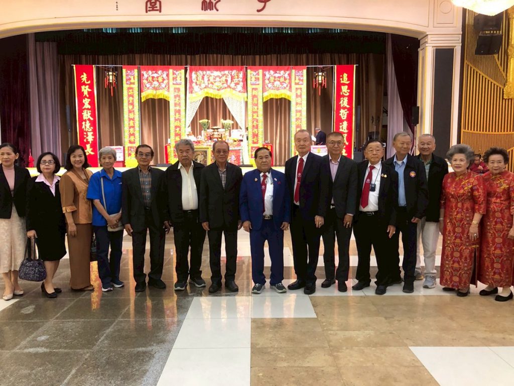 สมาคมนักธุรกิจสัมพันธ์แห่งประเทศไทย จัดพิธีบำเพ็ญกุศลอุทิศแด่บรรพบุรุษ บรรพชนผู้ล่วงลับ สมาชิกร่วมงานอย่างคึกคัก ที่สมาคมแต้จิ๋วฯ