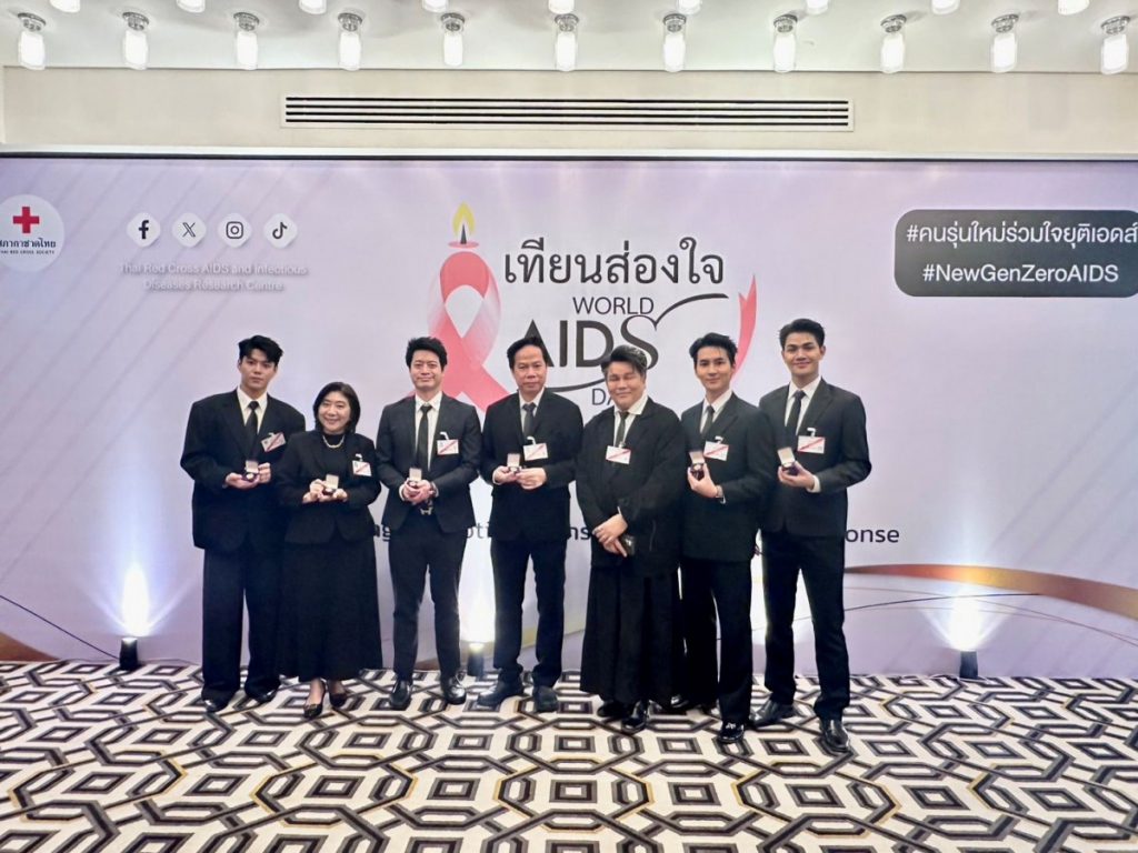 ผู้บริหาร – ศิลปิน บริษัท ที แอนด์ บี มีเดียโกลบอล เข้ารับประทานเหรีญที่ระลึก ในงาน “เทียนส่องใจ” เนื่องในวันเอดส์โลก ครั้งที่ 33 ประจำปี 2568