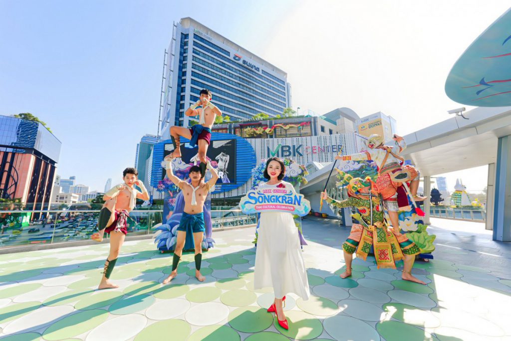 สงกรานต์นี้มีดีกว่าที่คิด! เช็กอินเครือเอ็ม บี เค ชมโขนชุดใหญ่-มวยไทยทรงพลัง พร้อมจุดสรงน้ำ เสริมสิริมงคลทั่วกรุงและปทุมธานี