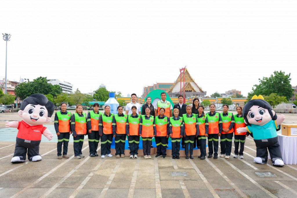 ซีพี แอ็กซ์ตร้า เดินหน้าโครงการ “พลาสติก คืนค่า”  ส่งมอบเสื้อกั๊กสะท้อนแสงจากขวดพลาสติกรีไซเคิลให้ ”พี่กวาด” สังกัด กทม.